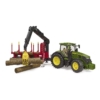 Bruder John Deere 7R 350 erdészeti traktor pótkocsival és farönkökkel (03154) 1:16