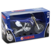 Yamaha YZ450F fém motor műanyag borítással 1:12