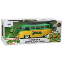 Tini Nindzsa teknőcök 1962 Volkswagen fém busz Leonardo figurával 1:24 Tini Nindzsa teknőcök 1962 Volkswagen fém busz Leonardo figurával 1:24